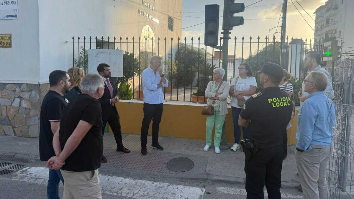 Responsables municipales, con los vecinos de la barriada