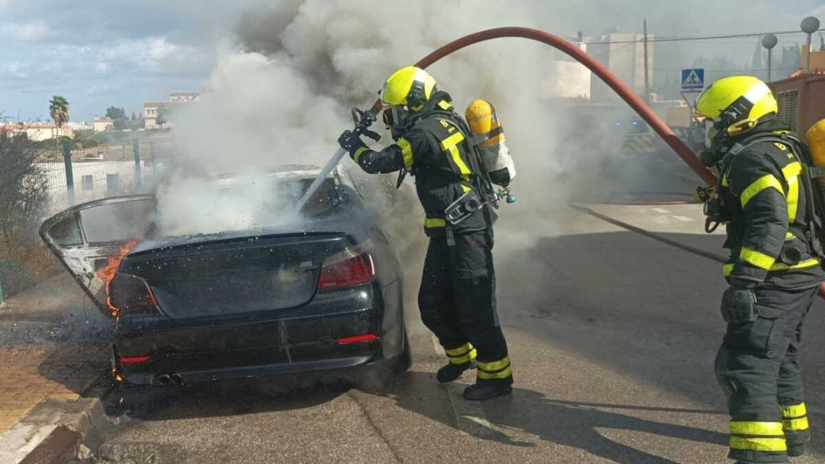 Bomberos de Algeciras extinguiendo el fuego