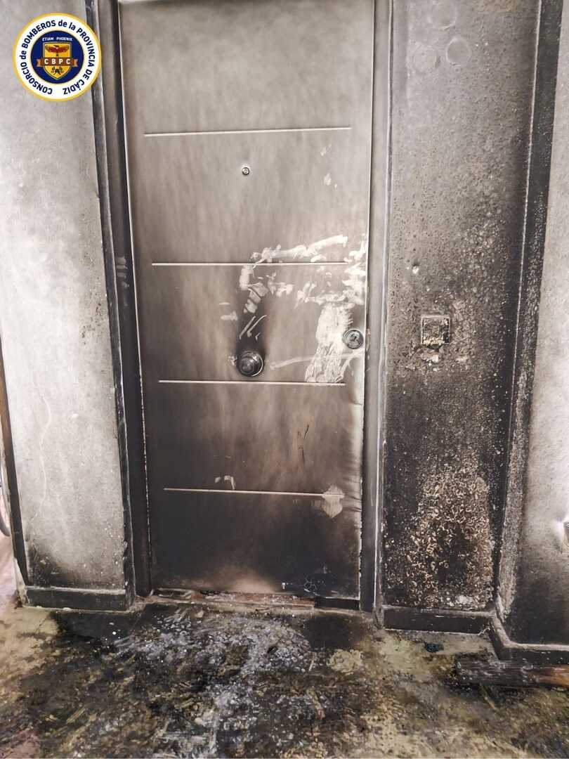 El incendio afecta a la entrada del piso