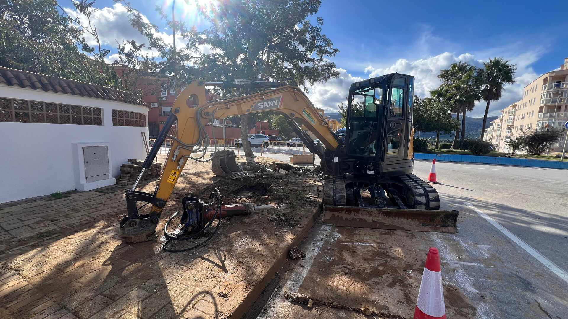 Reparación de la avería en Las Lomas de San Bernabé por parte de Emalgesa en Algeciras - FOTO: FJ Benítez