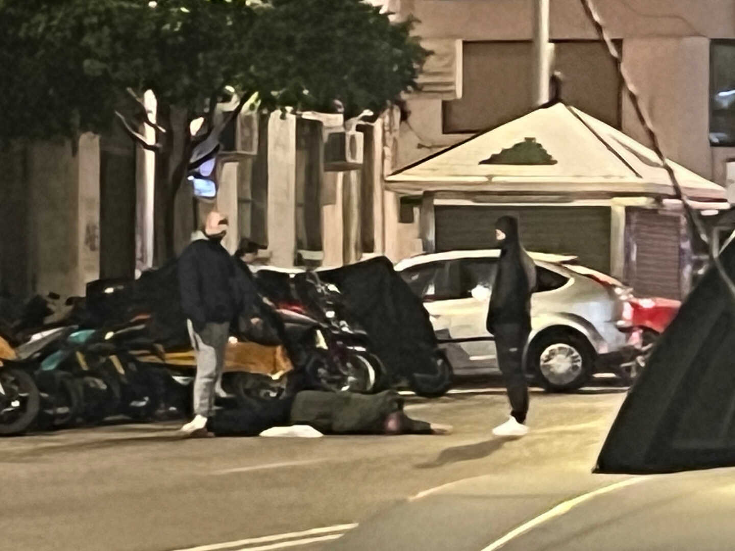 Instantes previos a la llegada de los cuerpos de seguridad en la avenida Fuerzas Armadas.