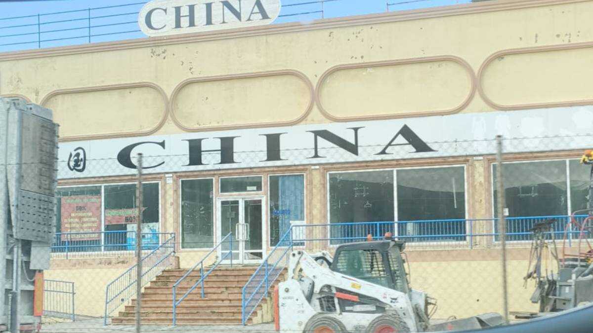 Imagen de la maquinaria junto al bazar - FOTO: Lucía Becerra