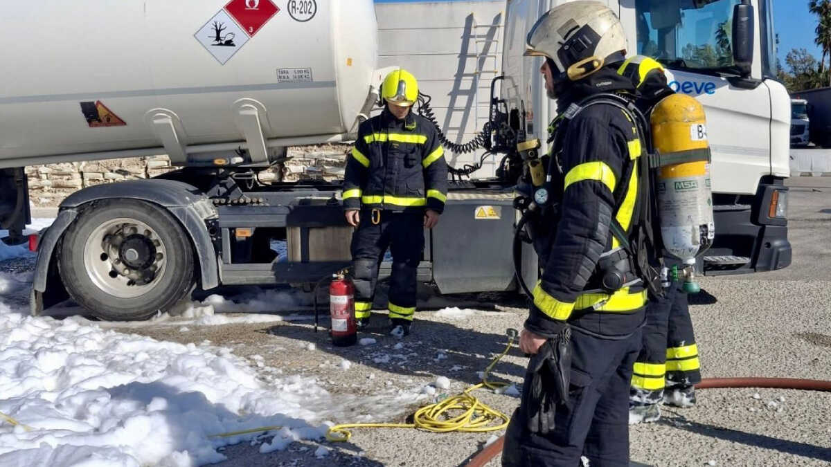 Intervención de bomberos en la zona fronteriza tras una fuga de combustible en un camión cisterna